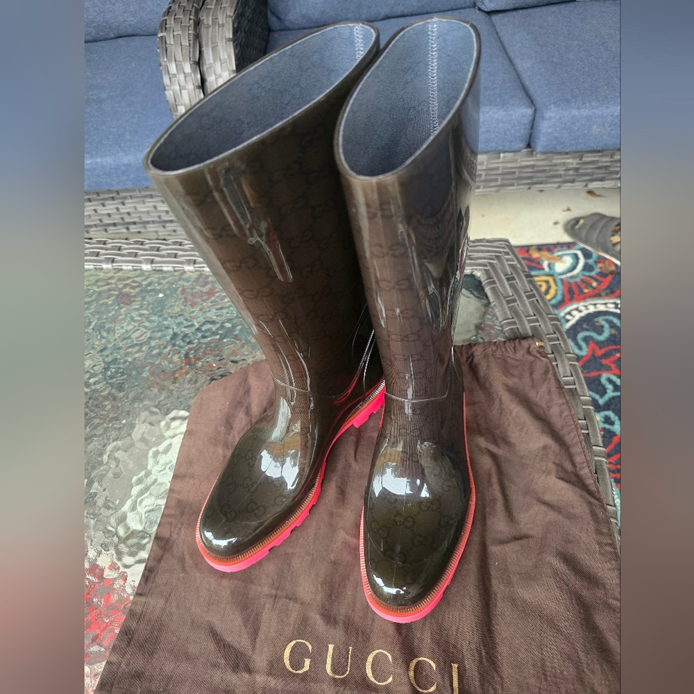 Authentic Gucci Glossy Black Boots with Vibrant Pink Soles